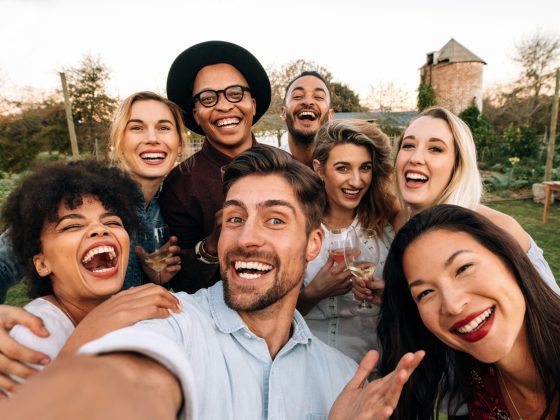 Friends making a selfie together at party | Motif