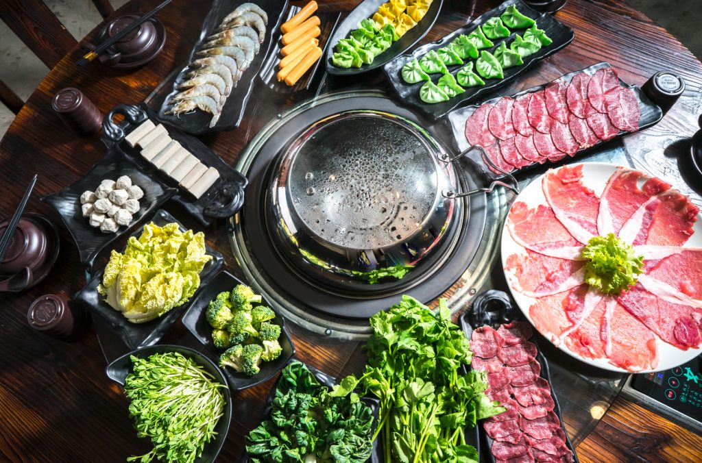 Photographing a hot pot meal at a restaurant | Motif