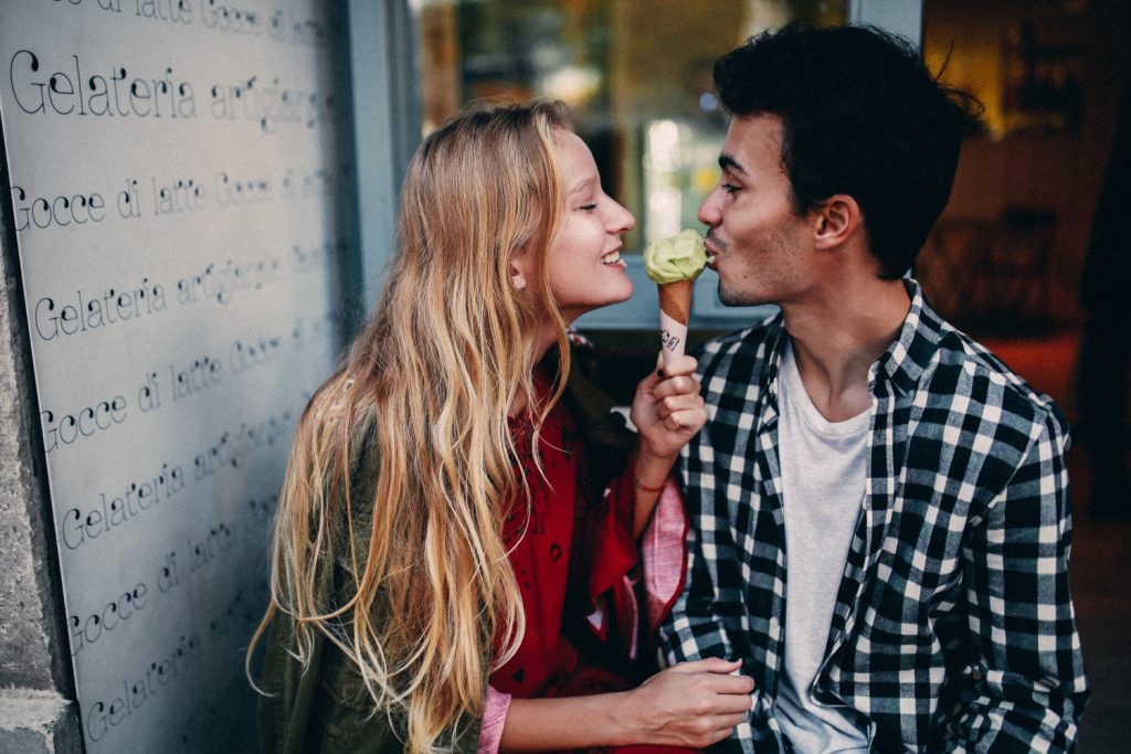 Photos of your first date will make your gift extra sweet | Motif