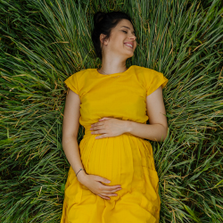 A cute maternity photoshoot can be right in your own backyard.