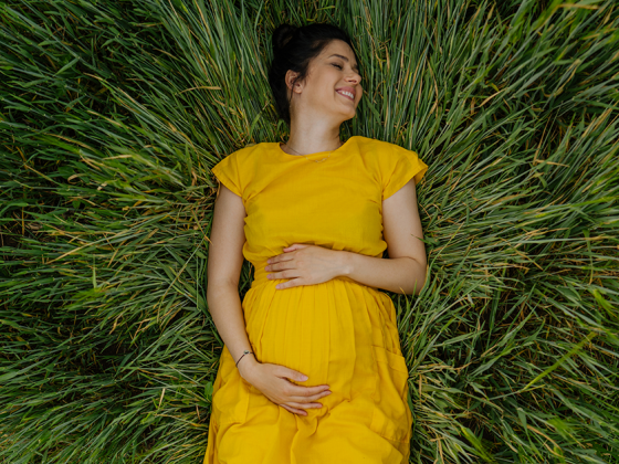 A cute maternity photoshoot can be right in your own backyard.
